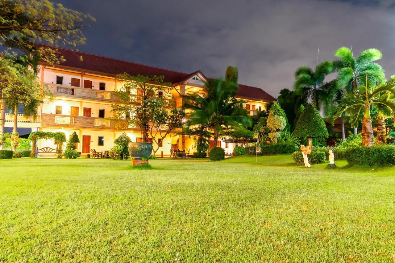 Pn Gold Resort Bangsaen Buitenkant foto