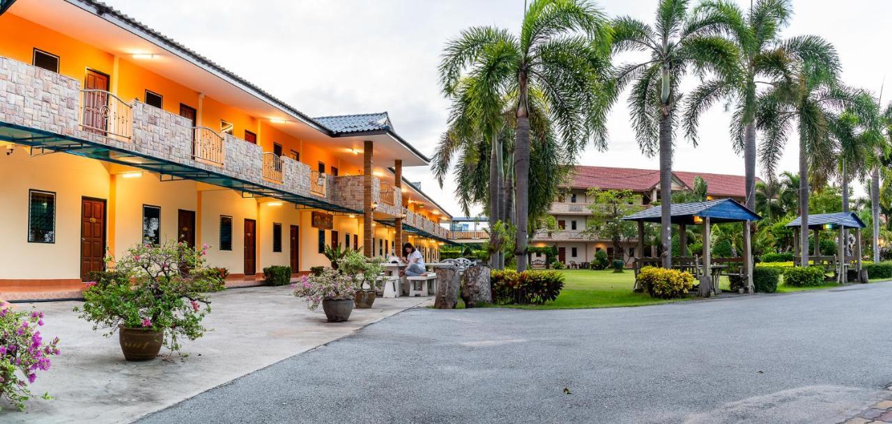 Pn Gold Resort Bangsaen Buitenkant foto