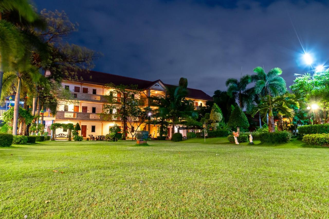 Pn Gold Resort Bangsaen Buitenkant foto