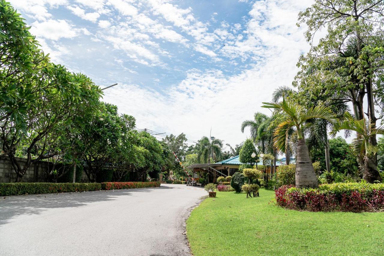 Pn Gold Resort Bangsaen Buitenkant foto