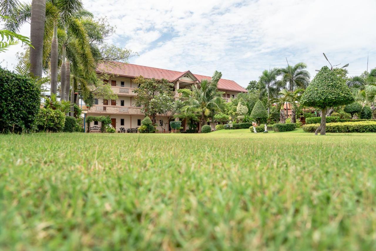 Pn Gold Resort Bangsaen Buitenkant foto